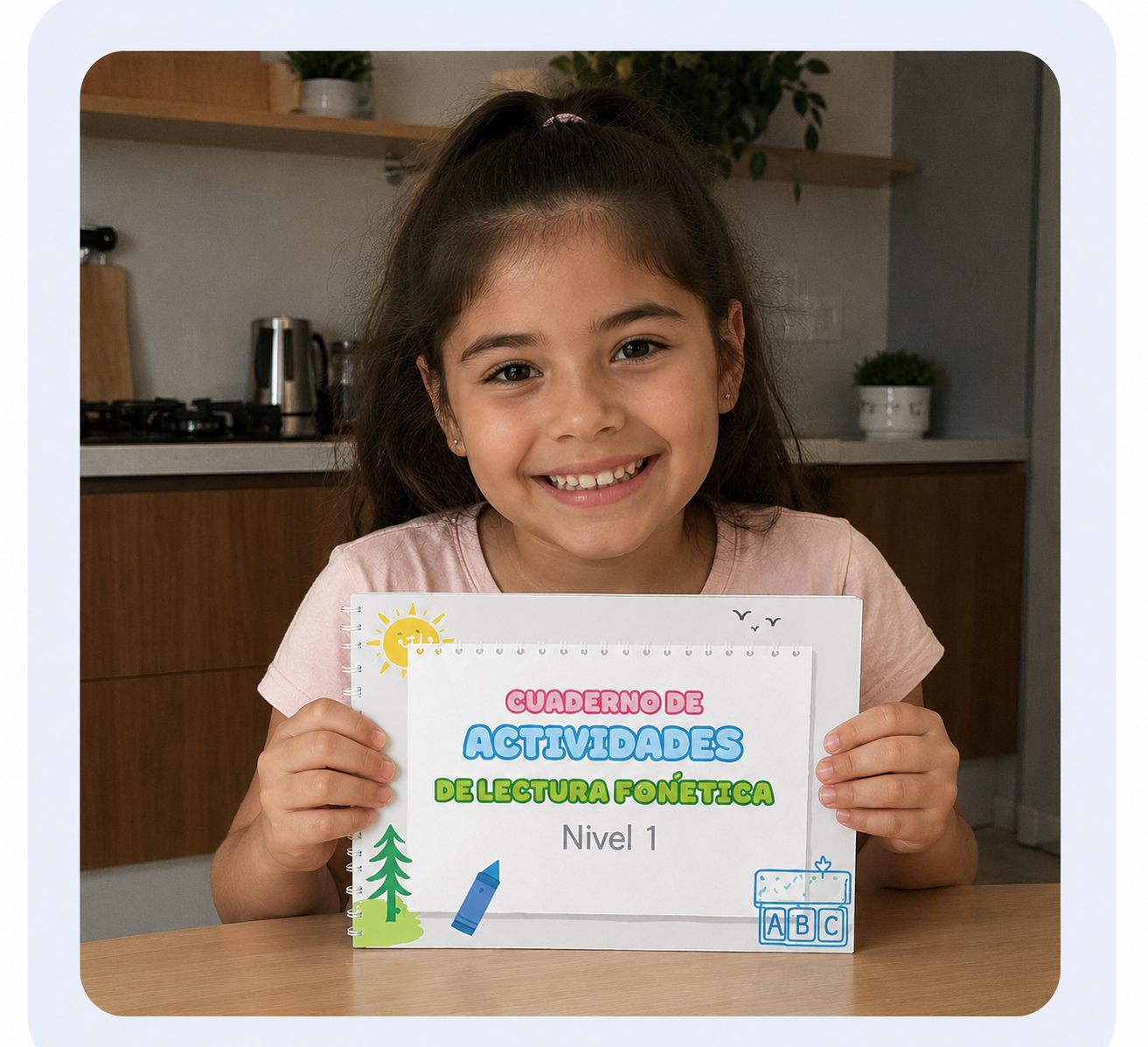 Niña sosteniendo cuaderno de actividades Nivel 1